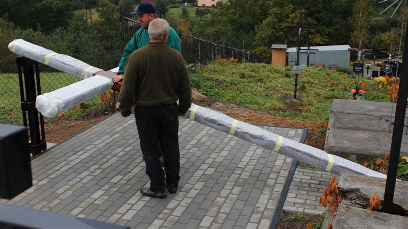 krzyz cmentarz 035
